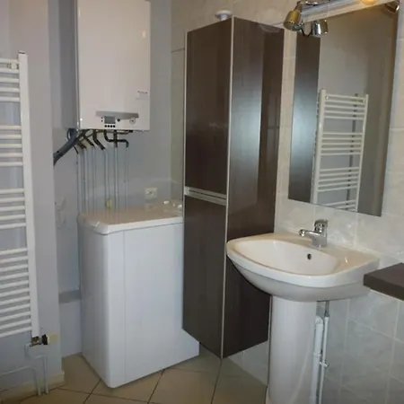 Appt 2 Pers Avec Terrasse Sud Proche Vieille Apartment