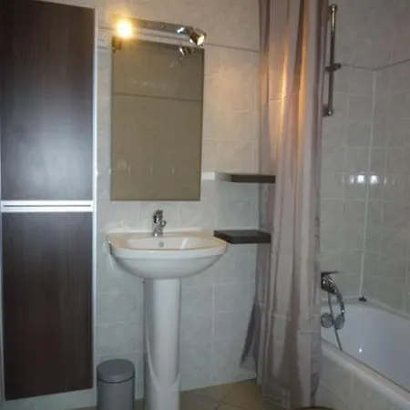 Appt 2 Pers Avec Terrasse Sud Proche Vieille Apartment
